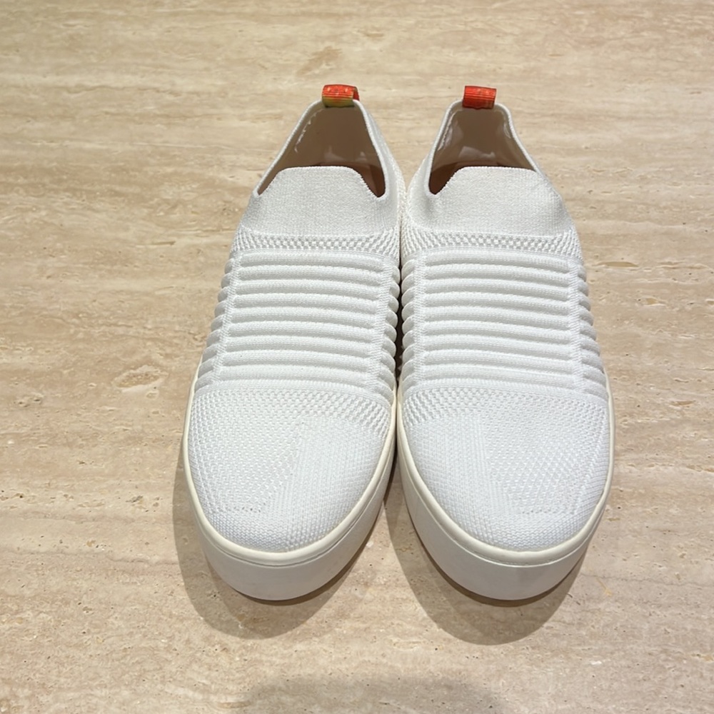Dunes memory foam white sneakers. SZ 6 brand new